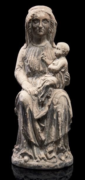 null Vierge à l'Enfant assise en pierre sculptée en ronde-bosse avec restes de monochromie...