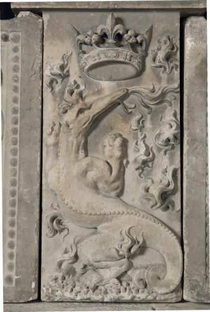 null Chambranle de porte en pierre calcaire sculptée en bas-relief. De proportions...
