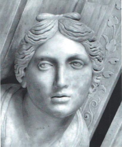 null Tête de femme à l'antique en marbre sculpté. Visage aux grands yeux avec iris...