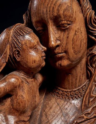 null Vierge à l'Enfant "au raisin" en chêne sculpté. Debout, Marie tient l'Enfant...