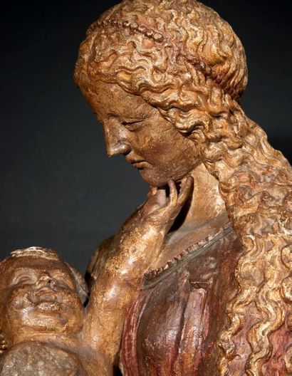 null Vierge à l'Enfant en pierre sculptée en ronde-bosse, polychromée et dorée. Elle...