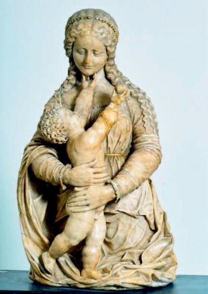 null Vierge à l'Enfant en pierre sculptée en ronde-bosse, polychromée et dorée. Elle...