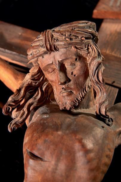 null Christ en tilleul sculpté sur croix en chêne. Tête inclinée sur l'épaule droite,...