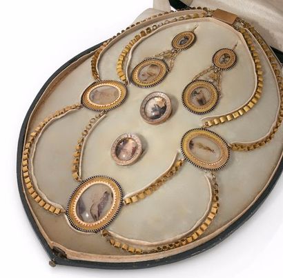 null PARURE en or 18K (750) comprenant: un collier esclavage orné de motifs ovales...