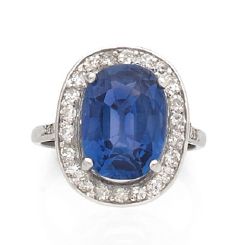 null BAGUE en platine, ornée d'un saphir de forme ovale pesant environ 4 cts dans...