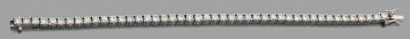 null BRACELET LIGNE en or gris 18K (750), serti de 45 diamants.
Longueur: 18 cm environ.
Poids...