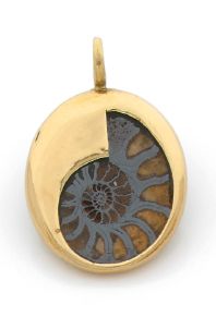 JEAN VENDOME 
PENDENTIF «GALET» en or jaune 18K (750) serti d'une ammonite.
Travail...