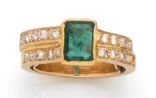 JEAN VENDOME 
BAGUE «VICE-VERSA» en or jaune 18K (750), ornée d'une émeraude de forme...