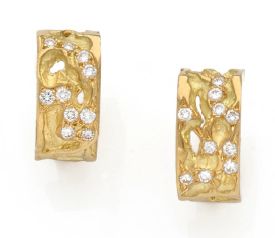 JEAN VENDOME 
PAIRE DE BOUCLES D'OREILLES «TOTEMS» en or 18K (750), piqués de diamants.
Signés,...