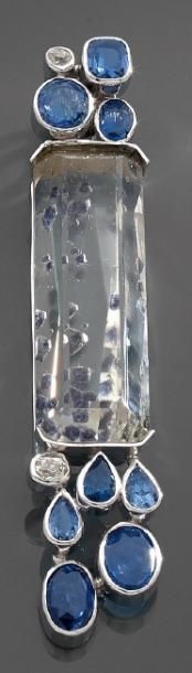 JEAN VENDOME 
PENDENTIF «RIVIÈRE» orné d'un cristal de roche de forme quadrangulaire,...