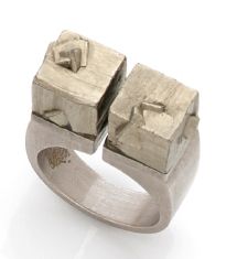 null BAGUE en or gris 18K (750), ornée de deux pyrites cubiques.
Porte une signature.
Tour...