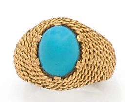 BOUCHERON 
BAGUE en cordelettes d'or jaune 18K (750), ornée d'une turquoise cabochon.
Signée.
Tour...