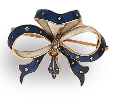 null BROCHE NOEUD d'or jaune 18K (750) émaillée bleu et blanc, centrée de diamants...