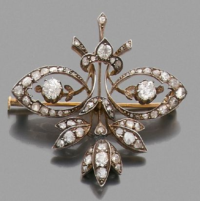 null BROCHE FLEURON en or 18K (750) et argent, sertie de diamants de taille ancienne...