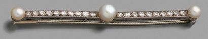 CHAUMET 
BROCHE-BARRETTE en platine, ornée de trois perles (non testées) et de diamants.
Poinçon...