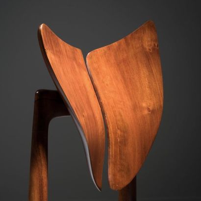KURT ØSTERVIG (1912-1986) Danemark 
Suite de huit chaises modèle «Butterfly»
Noyer...