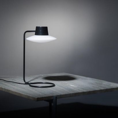 ARNE JACOBSEN (1902-1971) Danemark 
Lampe de table modèle «Oxford»
Métal laqué noir...