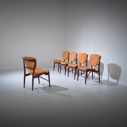 FINN JUHL (1912-1989) Danemark 
Suite de cinq chaises modèle «NV 51»
Teck, laiton...