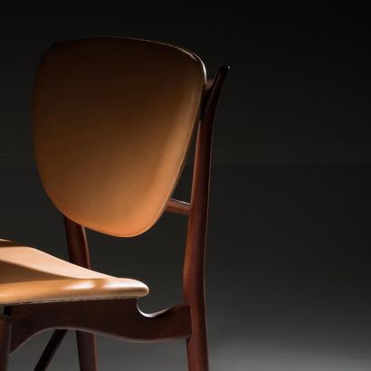 FINN JUHL (1912-1989) Danemark 
Suite de cinq chaises modèle «NV 51»
Teck, laiton...