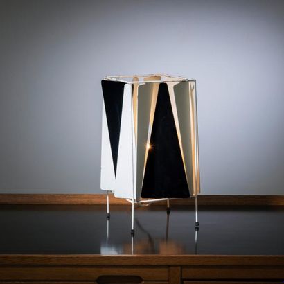 GRETA MAGNUSSON GROSSMAN (1906-1999) Suède 
Rare lampe de table à volets triangulaires...
