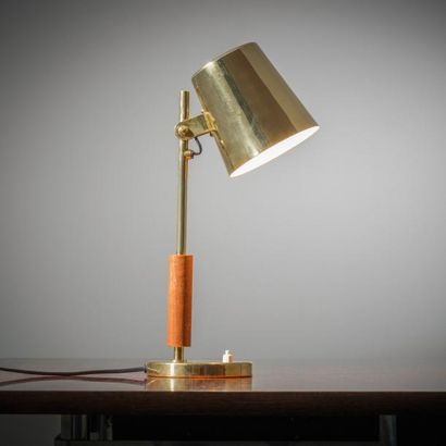 PAAVO TYNELL (1890-1973) Finlande 
Lampe de table orientable modèle «Vaakuna»
Laiton...