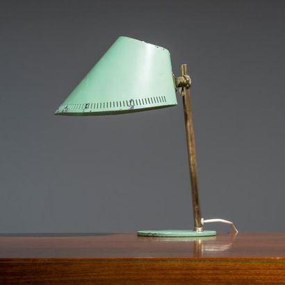 PAAVO TYNELL (1890-1973) Finlande 
Lampe de table orientable modèle «9227»
Laiton...