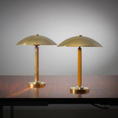 GUNILLA JUNG (1905-1939) Finlande 
Rare paire de lampes de table modèle «2004»
Laiton...