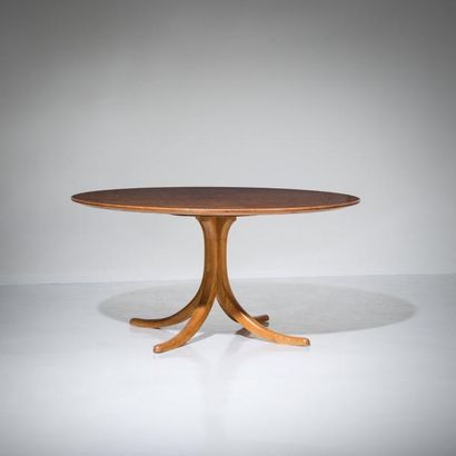 JOSEF FRANK (1885-1967) Suède 
Table circulaire modèle «B 1020»
Cendre et loupe d'orme
Édition...