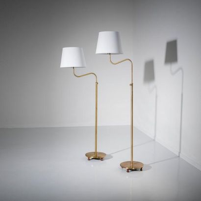 JOSEF FRANK (1885-1967) Suède 
Paire de lampadaires ajustables modèle «2568»
Acajou,...