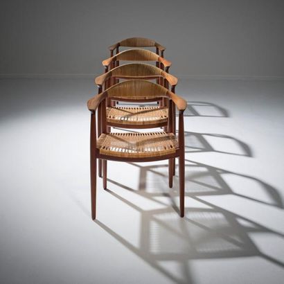 HANS J. WEGNER (1914-2007) Danemark 
Suite de quatre fauteuils «Round Chair» modèle...