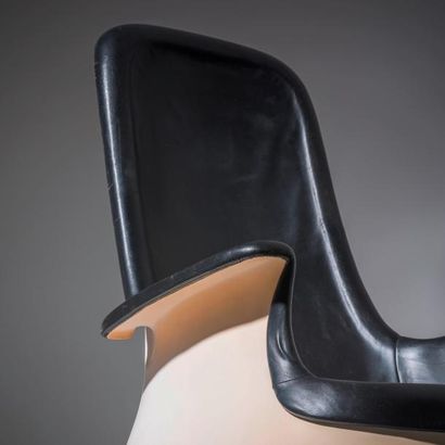 MARC HELD (NÉ EN 1932) France Paire de fauteuils à haut dossier modèle «Culbuto»...