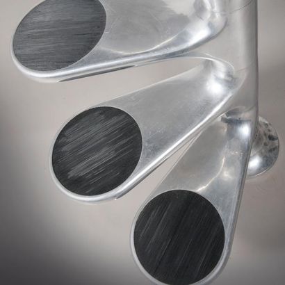 ROGER TALLON (1929-2011) 

Escalier hélicoïdal issu de la gamme «M 400»
Fonte d'aluminium...