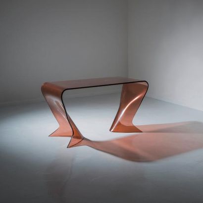 FRANÇOIS ARNAL (1924-2012) 
Console modèle «Elice»
Plexiglas fumé
Édition Atelier...