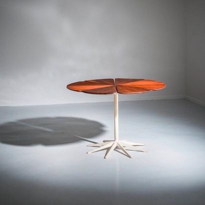 RICHARD SCHULTZ (NÉ EN 1926) 
Table circulaire «Petal» modèle «N° 322R»
Métal laqué...