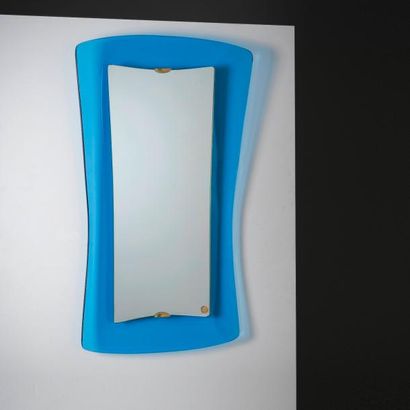 MAX INGRAND (1908-1969) 
Miroir
Verre teinté de couleur bleu, laiton et miroir
Édition...
