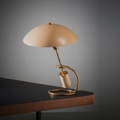 ANGELO LELLI (1911-1979) 
Lampe de table inclinable
Laiton et métal laqué beige
Édition...
