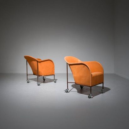 MATS THESELIEUS (NÉ EN 1956) 
Paire de fauteuils sur roulettes
Métal chromé et cuir...