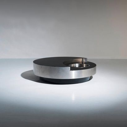 WILLY RIZZO (1928-2013) Italie Table basse pivotante modèle «TRG» Acier inoxydable,...