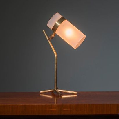 BORIS JEAN LACROIX (Attribué à) 
Lampe de table à abat-jour orientable
Laiton et...