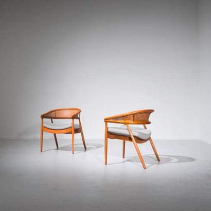 JAMES MONT (1904-1978) 
Paire de fauteuils
Hêtre, cannage et tissu de couleur grise
Chacune...