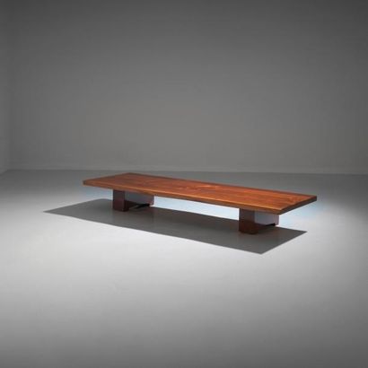 GEORGE NAKASHIMA (Attribué à) 
Grande table basse
Noyer
Vers 1960
H_24 cm L_187,5...