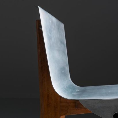 LOUIS SOGNOT (1892-1970) Rare paire de chaises Chêne et aluminium Chacune estampillée...