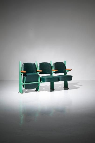 JEAN PROUVÉ (1901-1984) Rangée de trois fauteuils à assise escamotable dits «Sièges...