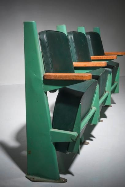 JEAN PROUVÉ (1901-1984) Rangée de trois fauteuils à assise escamotable dits «Sièges...