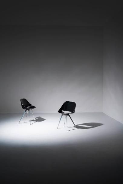 ROGER TALLON (1929-2011) France Deux chaises modèle «Wimpy» Aluminium et coques en...