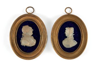 null PAIRE DE MÉDAILLONS ovales en bronze doré figurant les profils de Louis XVI...