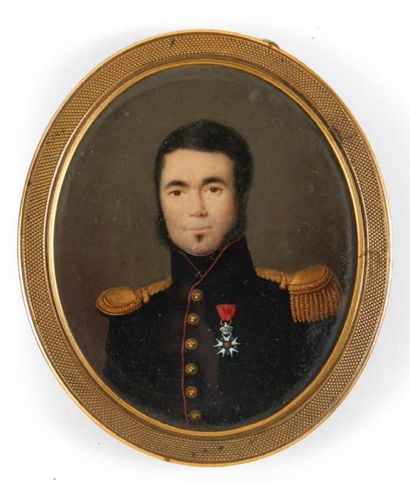 EDGARD ADOLPHE (ACTIF DE 1815 À 1830) Portrait d'homme en uniforme bleu à épaulettes...
