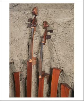 ARMAN (1928-2005) Violoncelle - Série Objets Armés -, 1973
Découpage de violon dans...