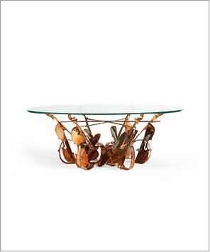 ARMAN (1928-2005) Table violon, 2004
Table en verre avec piétement constitué de violons.
Signée...