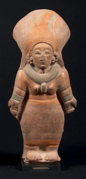  CULTURE JAMA-COAQUE Statuette représentant une femme debout portant une coiffe large....